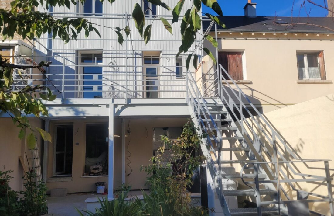 Ensemble terrasse escalier garde-corps pergola, Tours centre