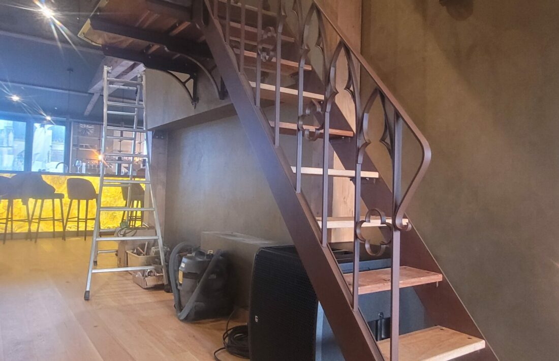 "Chaire de DJ" plateforme pour DJ dans l'esprit chaire d'eglise, inspirée de la Cathédrale St Gatien, pour le restaurant-bar Rooftop La Belle Vue à Tours